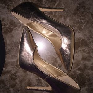 Size 10 women’s high heels.  Very true to size.